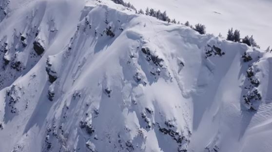 Un snowboarder provoque une avalanche et frôle la mort