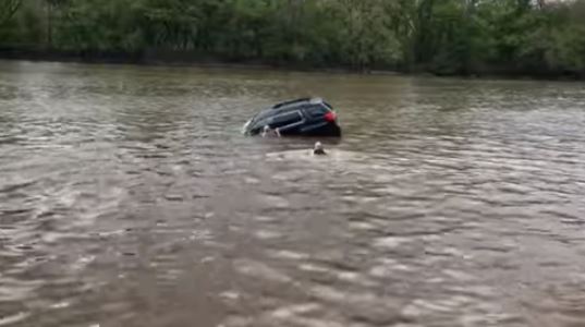 Une conductrice tombe à l'eau au volant de sa voiture et frôle la mort