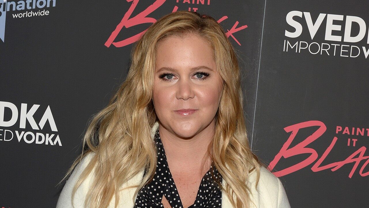 Amy Schumer : À quelques heures de son accouchement, la star apparaît au Met Gala