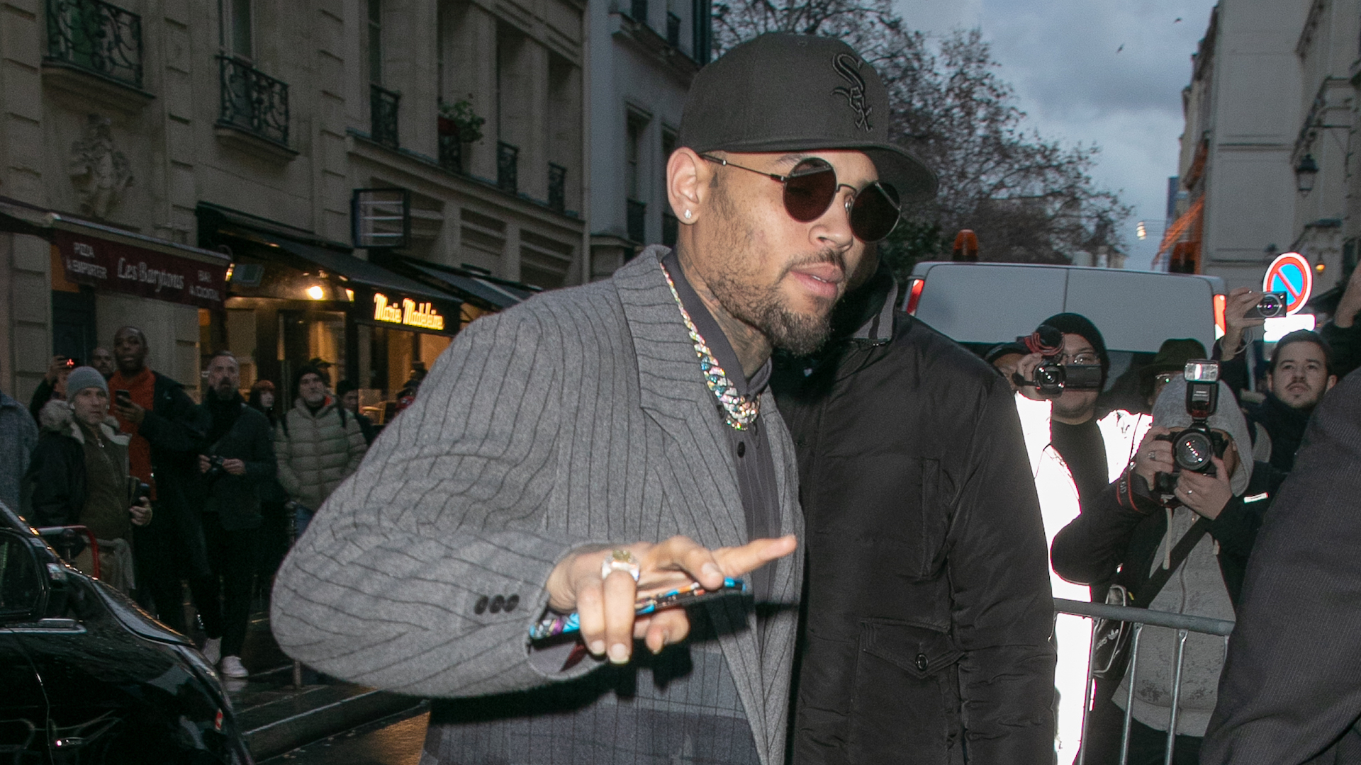 Chris Brown convoqué à Paris : celle qui l'accuse de viol souhaite l'affronter &quot;les yeux dans les yeux&quot;