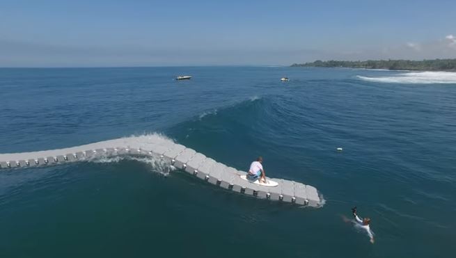 Des surfeurs testent une toute nouvelle technique pour dompter les vagues