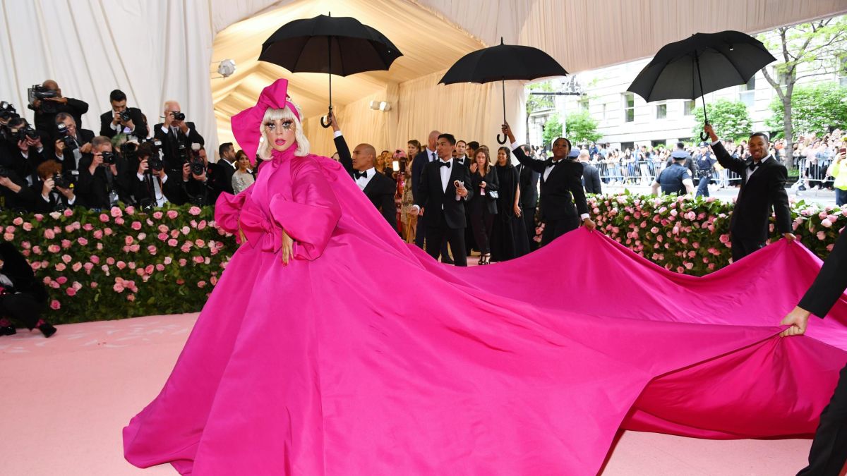MET GALA 2019 : L'incroyable strip-tease de Lady Gaga sur le tapis rouge