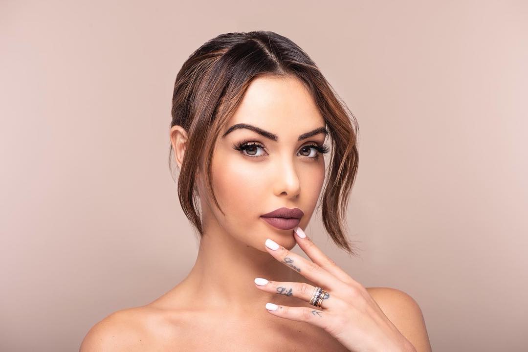 Nabilla Benattia enceinte dévoile sa poitrine avec un maillot de bain très sexy