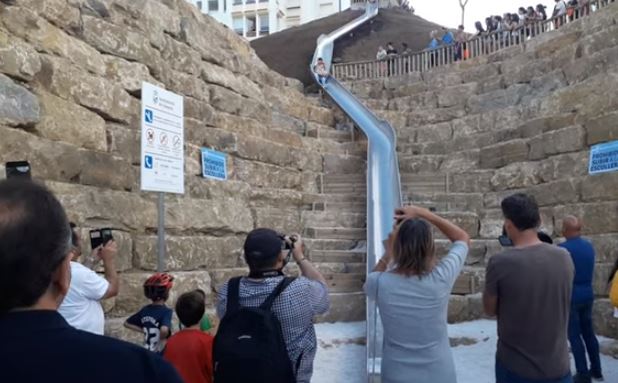 Un immense toboggan installé à Malaga en Espagne