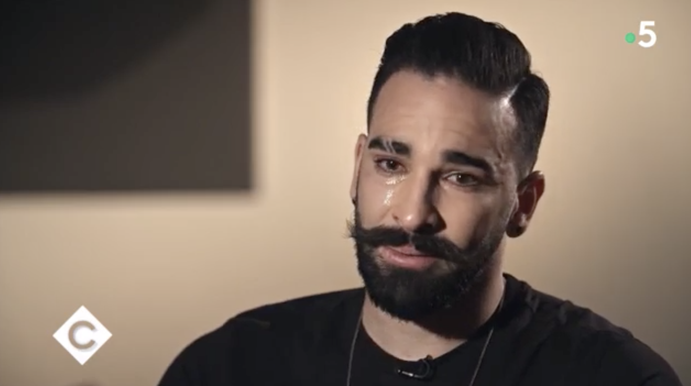 Adil Rami fond en larmes en évoquant sa mère