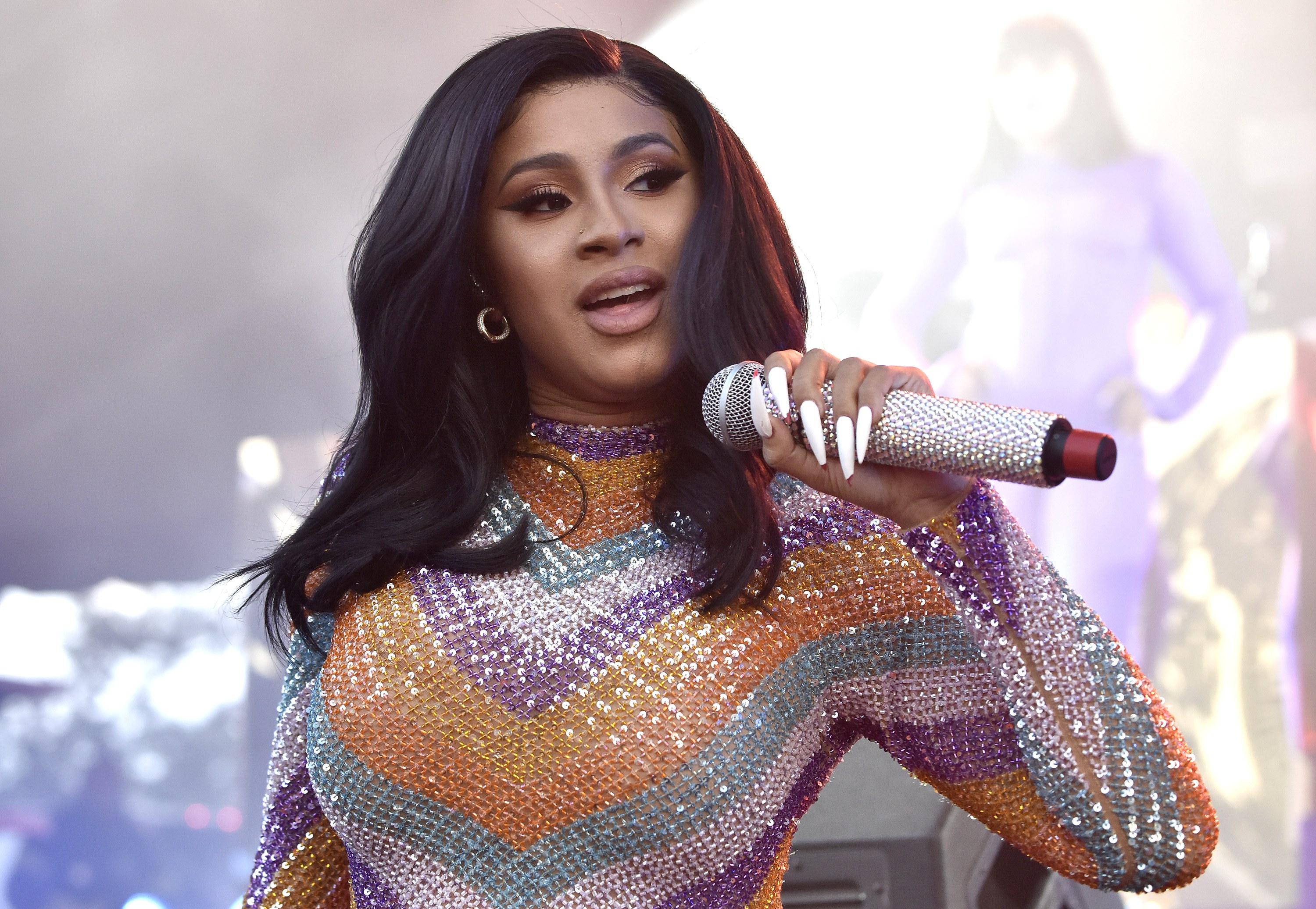 Cardi B : Sa combinaison moulante craque sur scène !