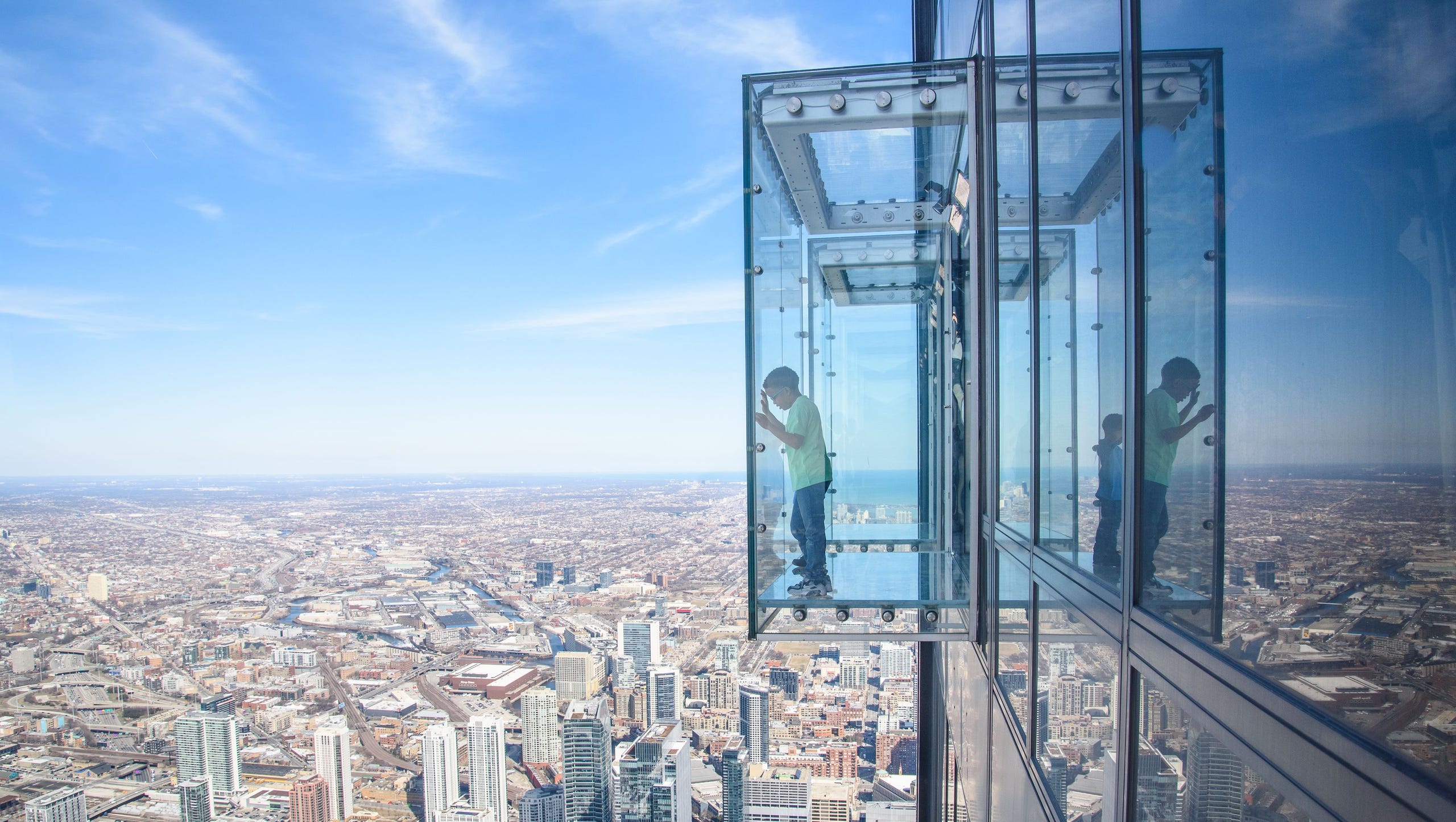 Chicago : à 440 mètres de hauteur des visiteurs ont vu le sol craquer sous leurs pieds