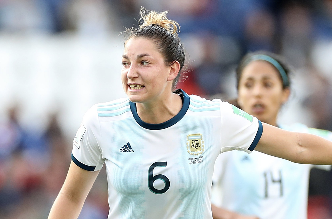 Coupe de monde féminine de football : Une joueuse perd une dent en plein match