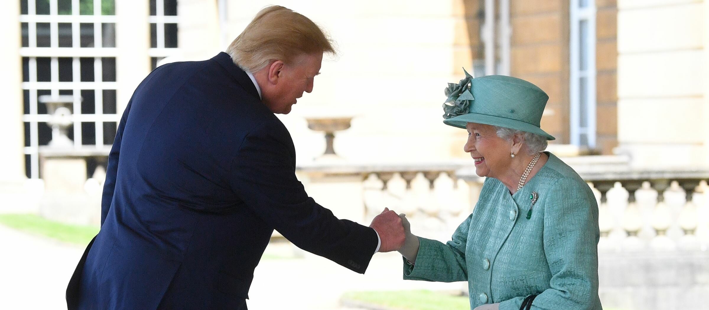 Donald Trump a-t-il manqué au protocole en serrant la main d’Elisabeth II ?
