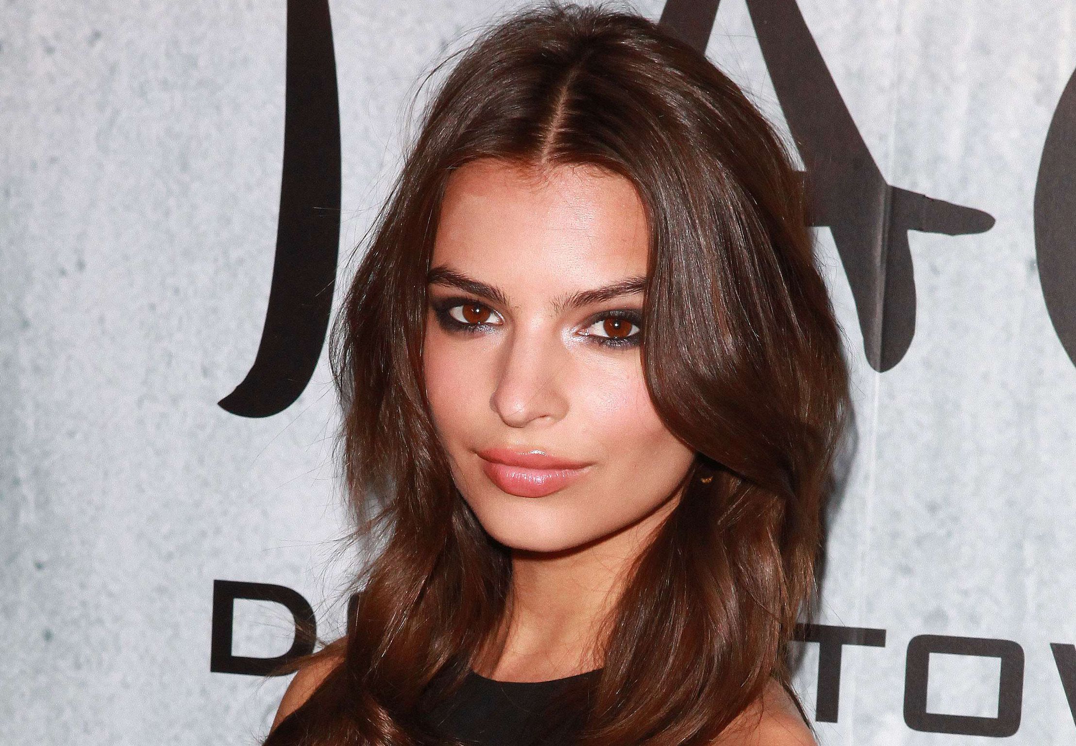 Emily Ratajkowski manque de dévoiler son intimité dans un bikini ultra-osé