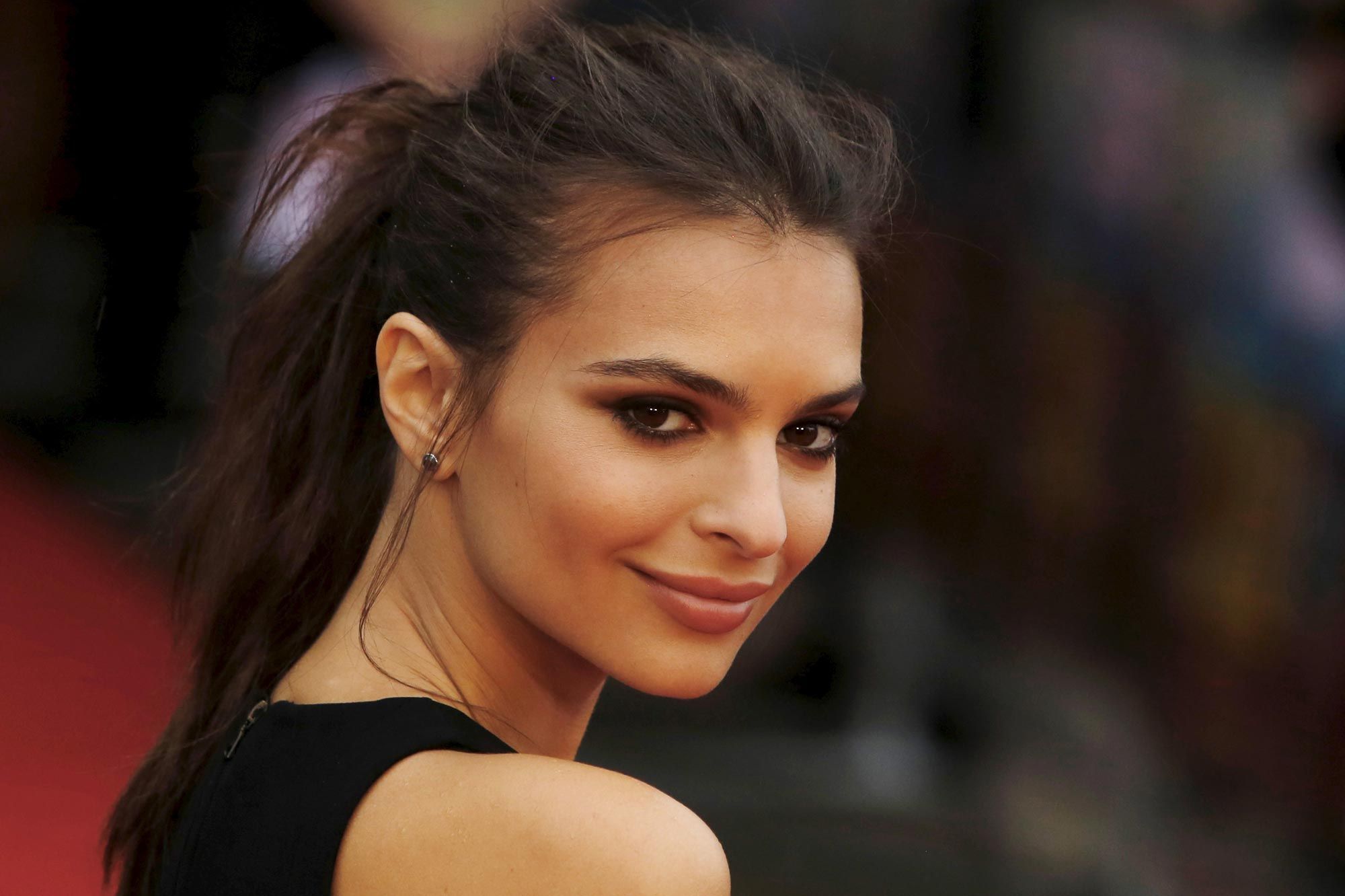 Emily Ratajkowski s'offre un anniversaire très sexy !