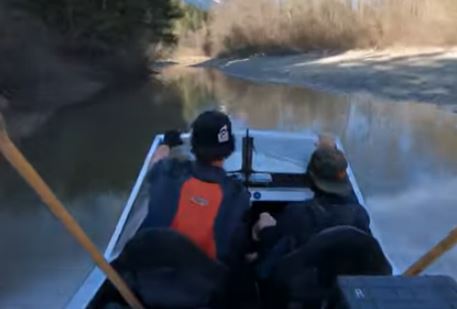 Ils pilotent leur bateau comme des fous !