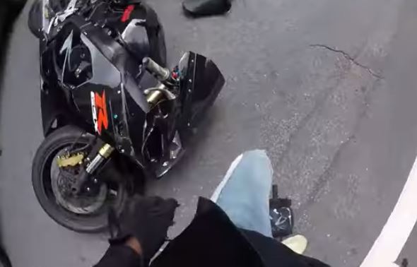 Impressionnant accident entre une moto et une voiture