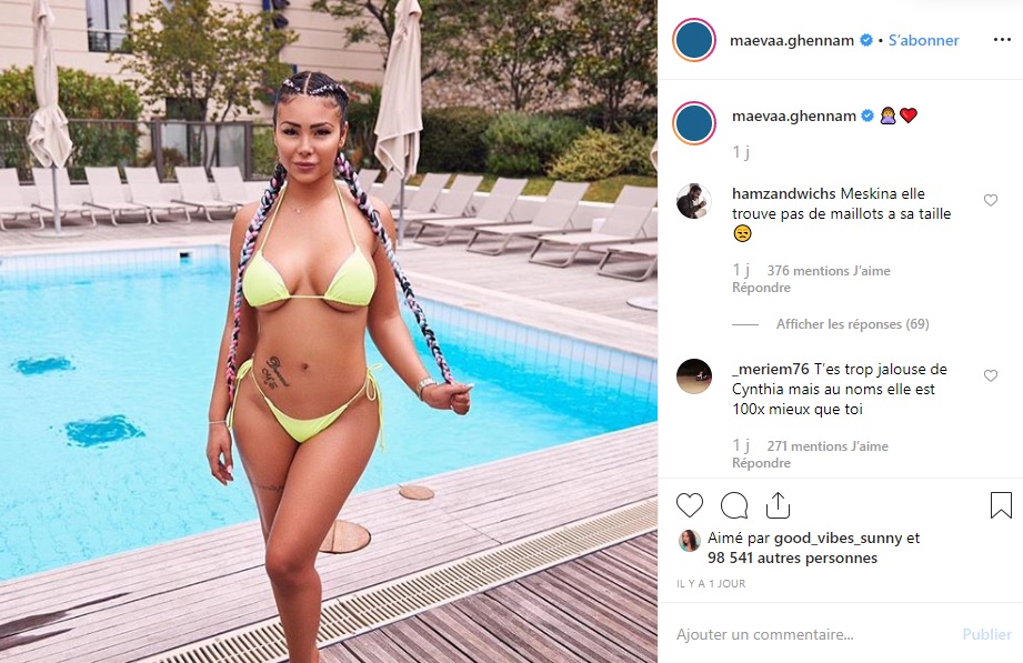 Maeva Ghennam (#MELAA4) pose dans un mini bikini ultra sexy