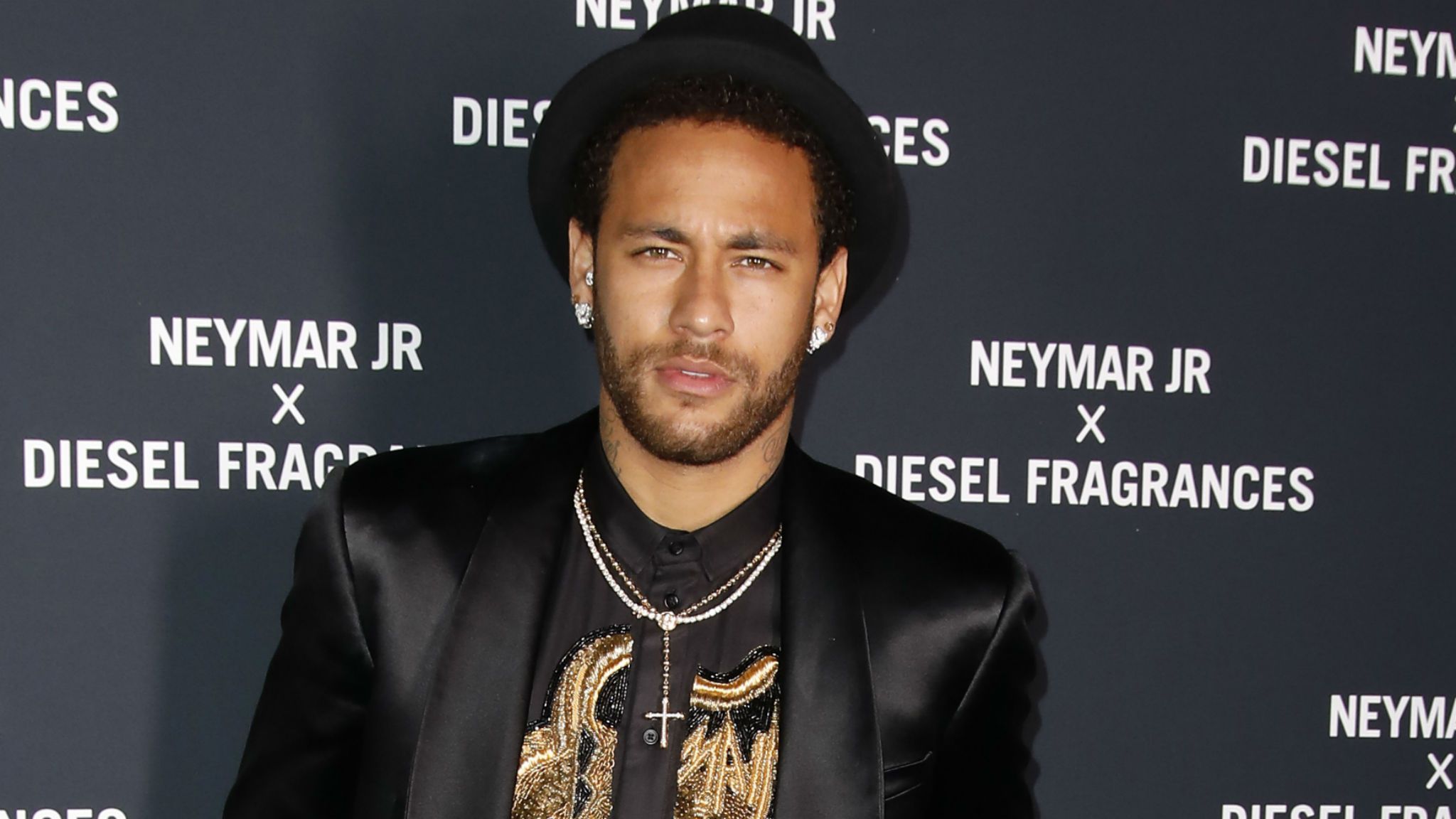 Neymar : face aux accusations, il se réfugie derrière sa famille