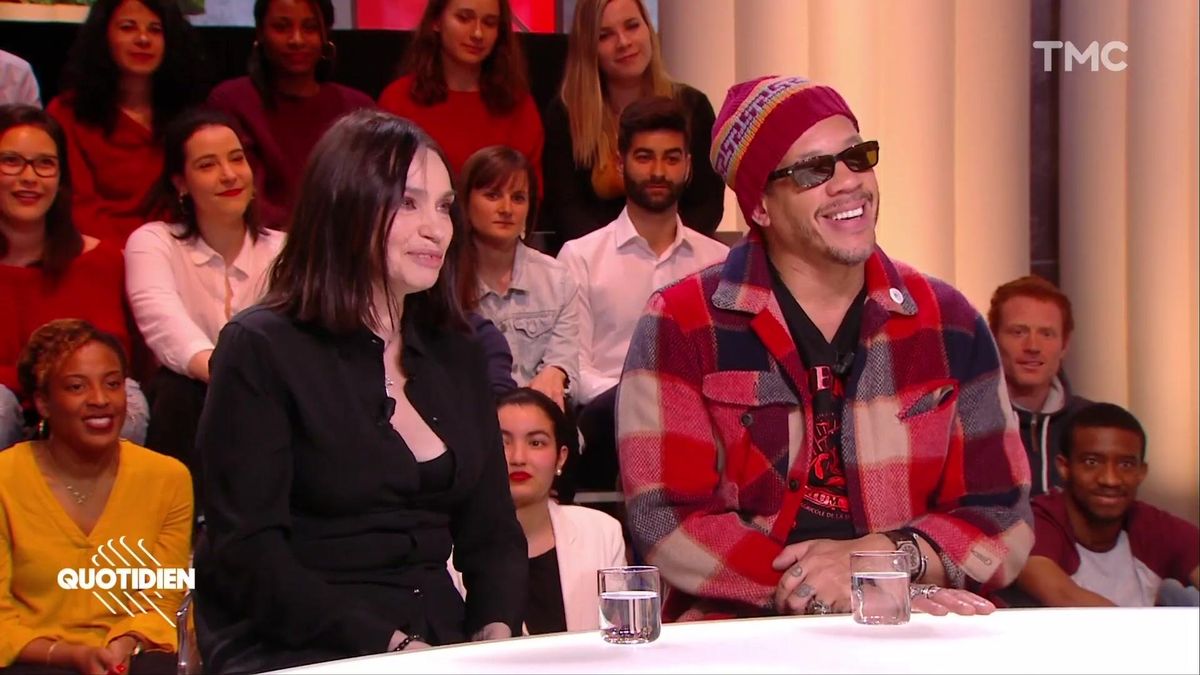 Béatrice Dalle et JoeyStarr échangent un baiser langoureux en Une d'un célèbre magazine