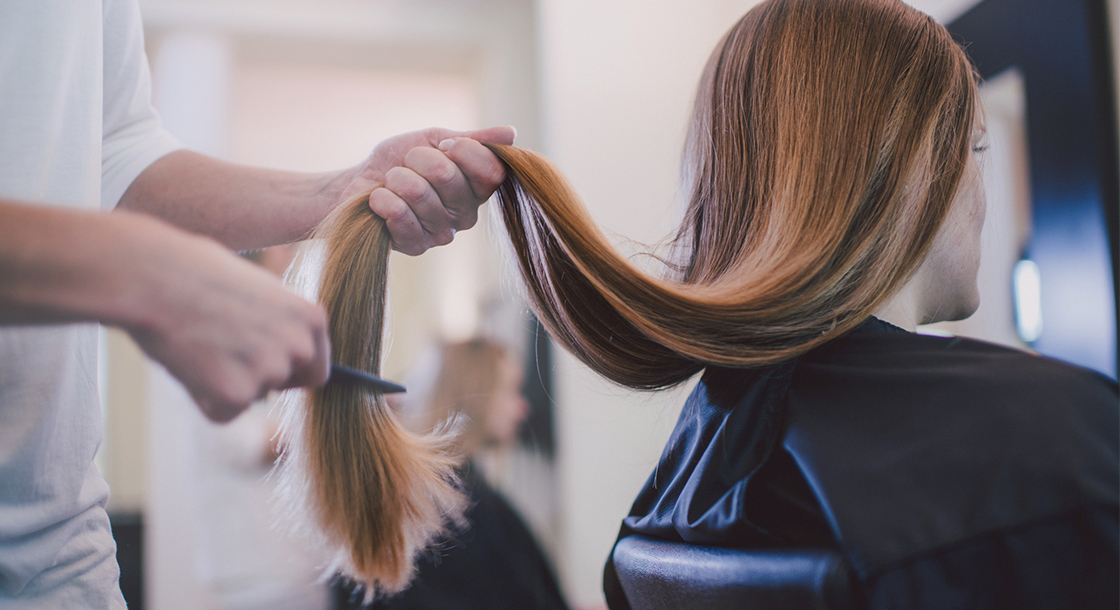 Cauchemar au salon de coiffure : une permanente à 220 euros vire au drame
