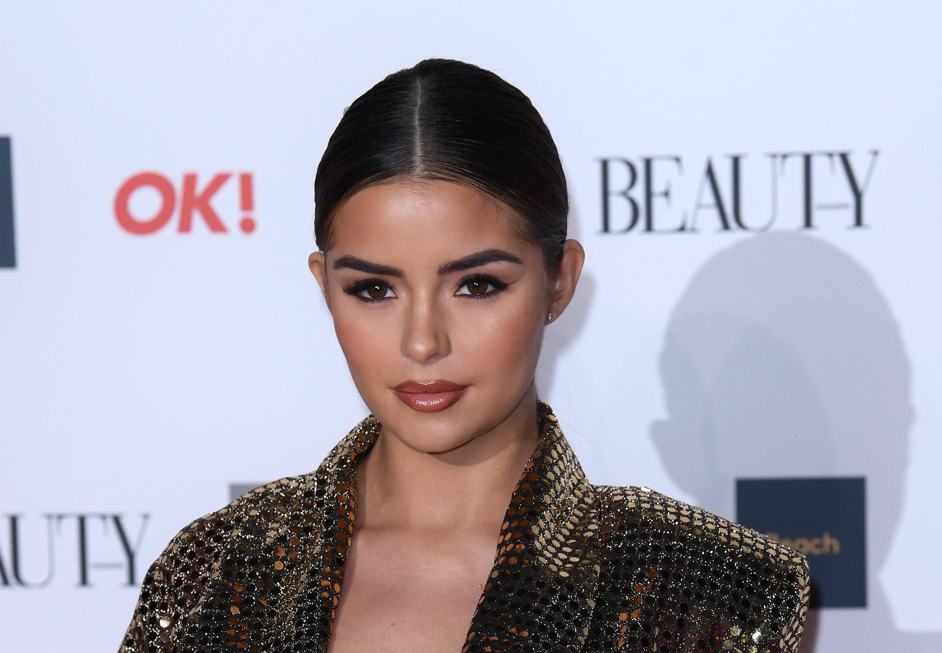 Demi Rose joue à Barbie dans un incroyable bikini rose fluo