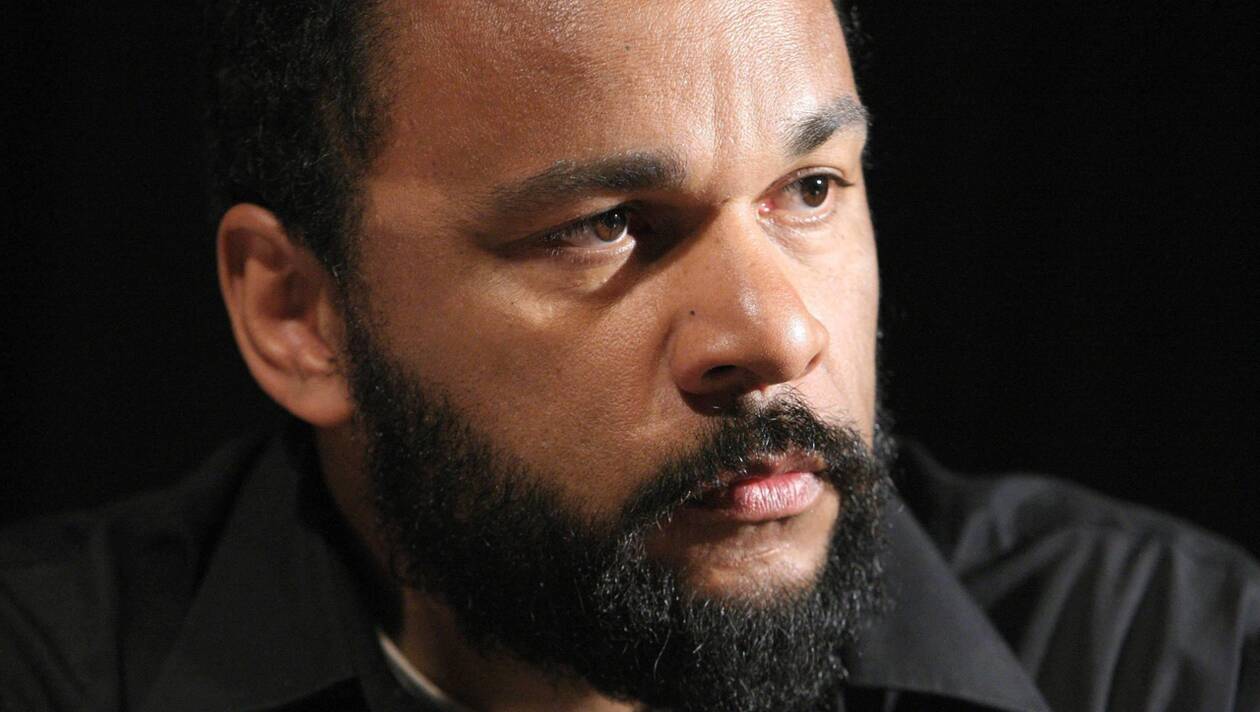 Dieudonné : Une voiture fonce sur son spectacle, le polémiste crie à la tentative d’assassinat