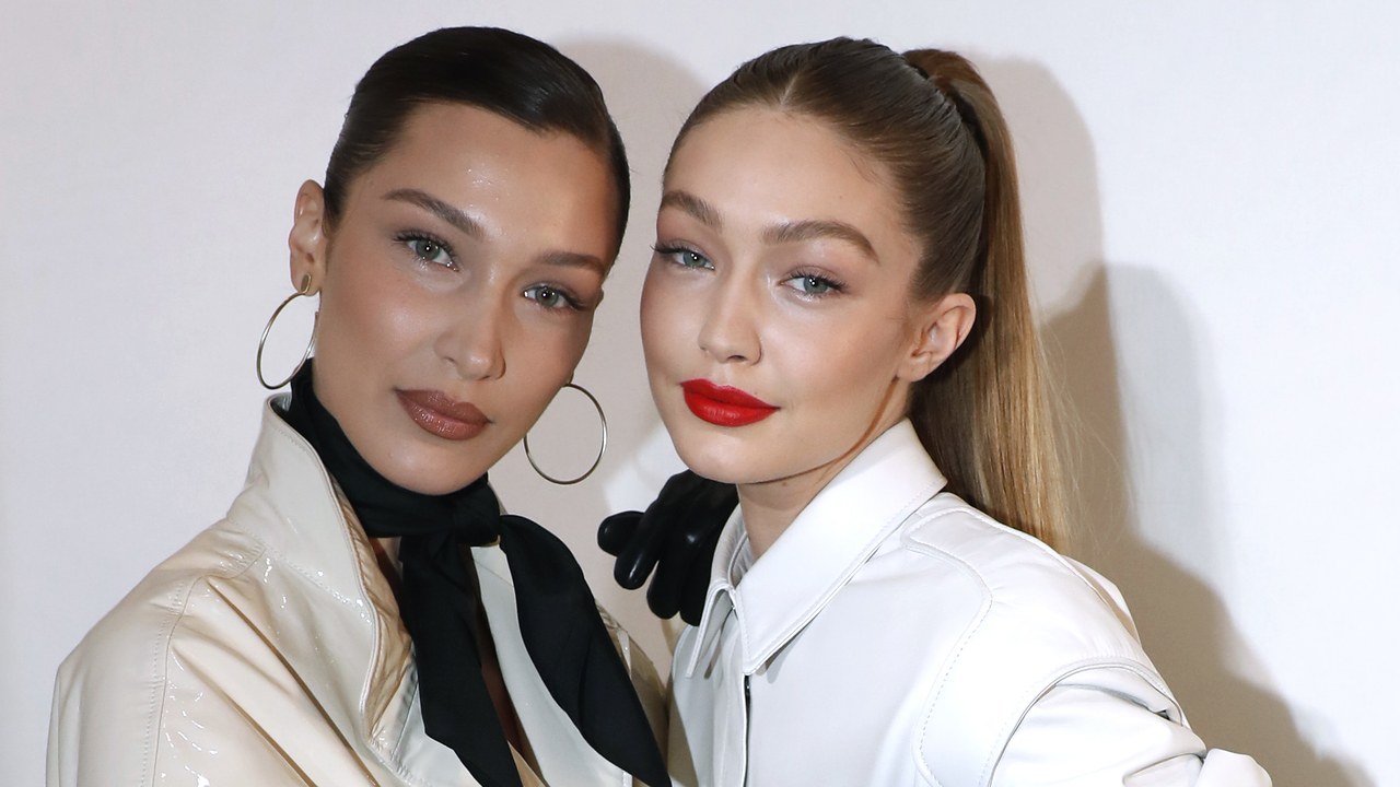 Bella et Gigi Hadid posent entièrement nues pour la nouvelle campagne de Versace