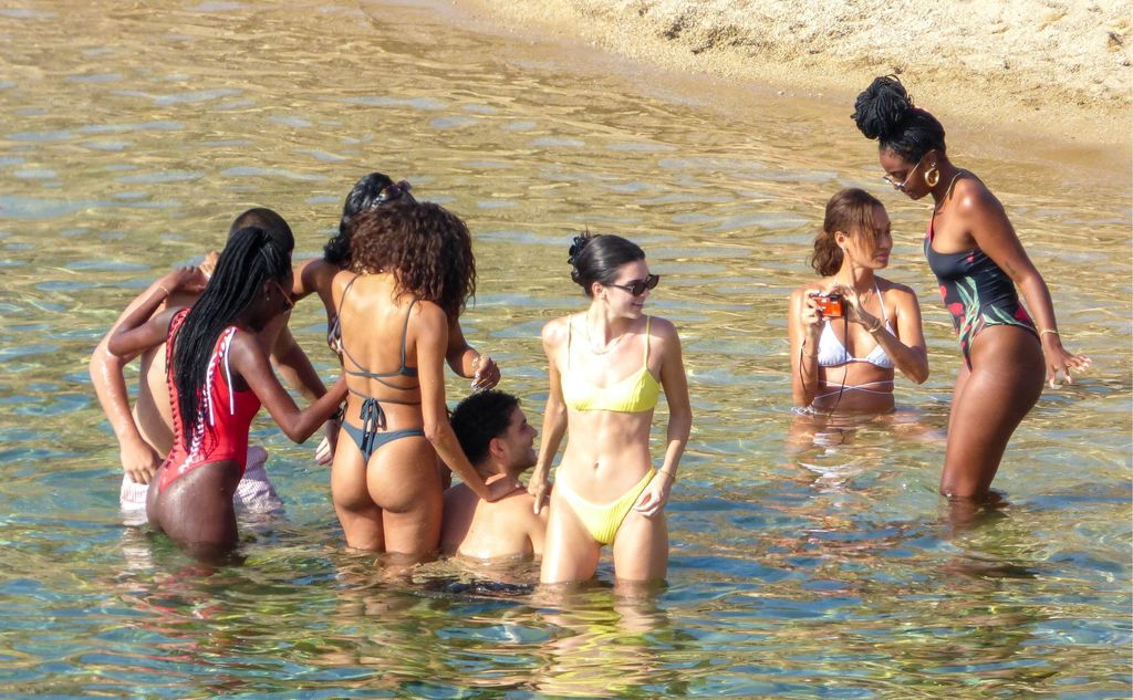 En vacances à Mykonos, Kendall Jenner s'amuse avec ses célèbres amies