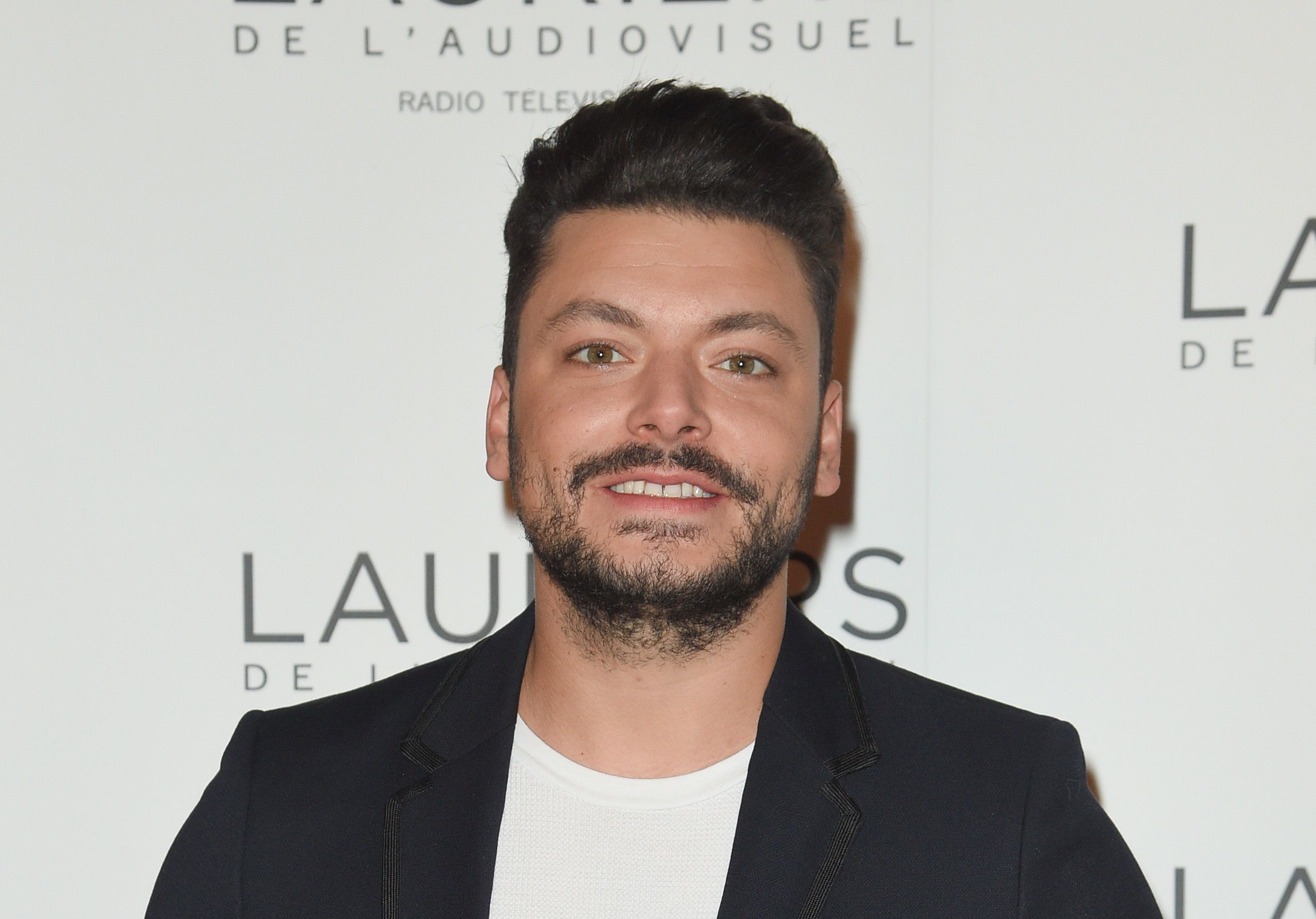 Kev Adams : En vacances à l'île Maurice, le comédien se moque de ses abdos fondus !