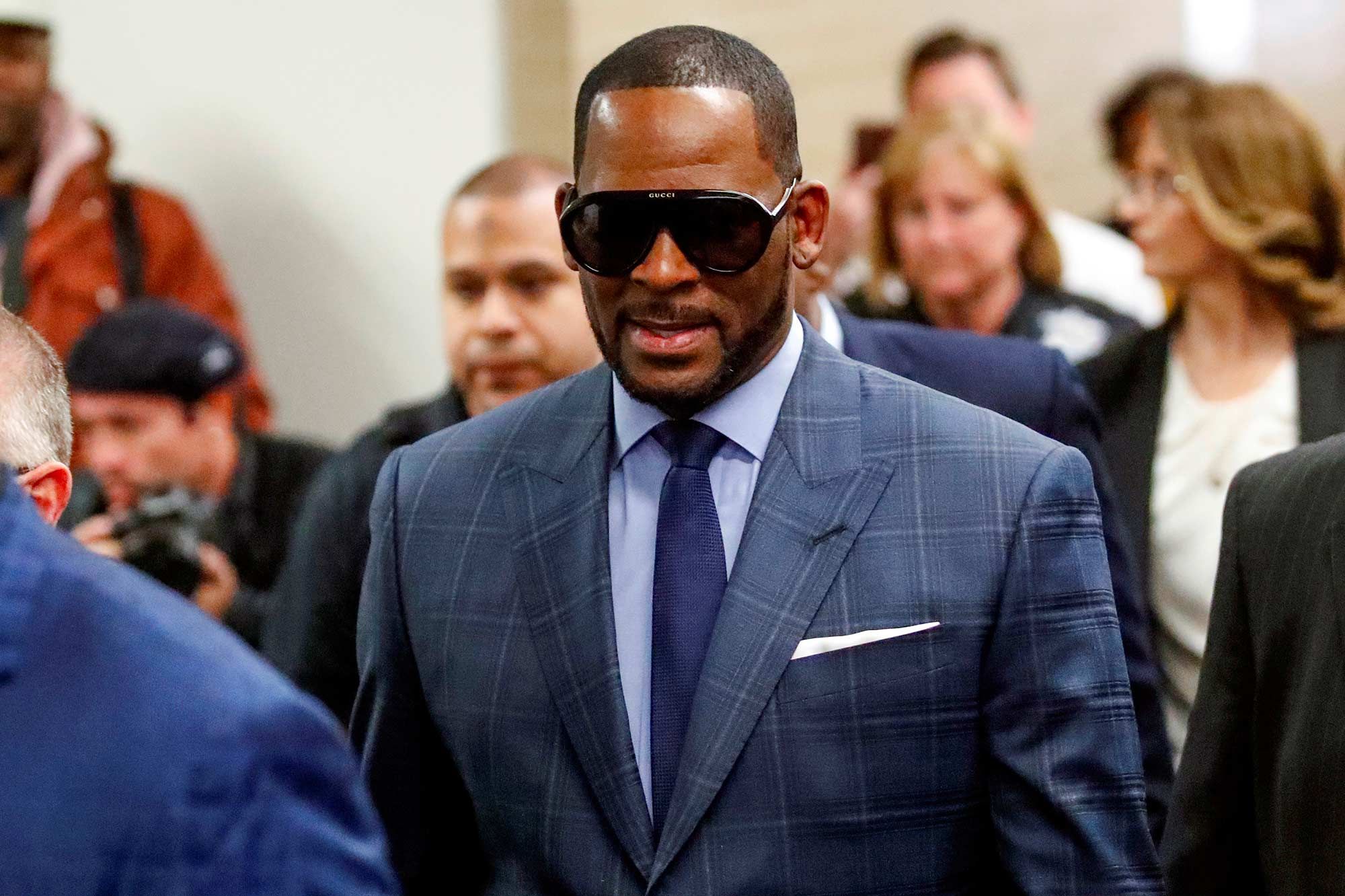 Nouvelle arrestation pour R. Kelly : Le chanteur est accusé d'esclavagisme sexuel et de détention de pédopornographie