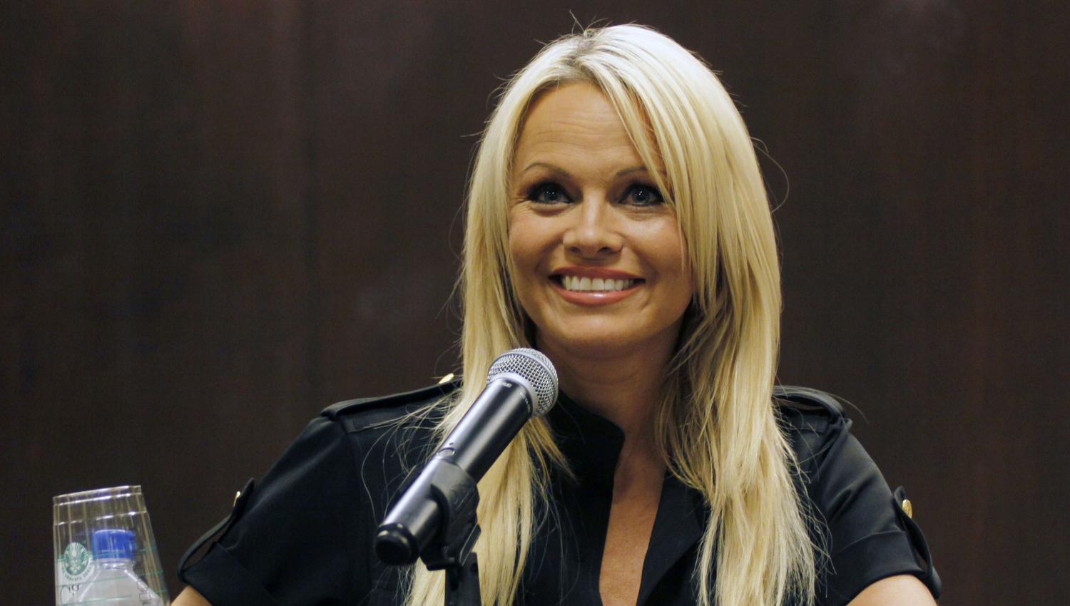 Pamela Anderson torride dans une petite robe moulante et transparente