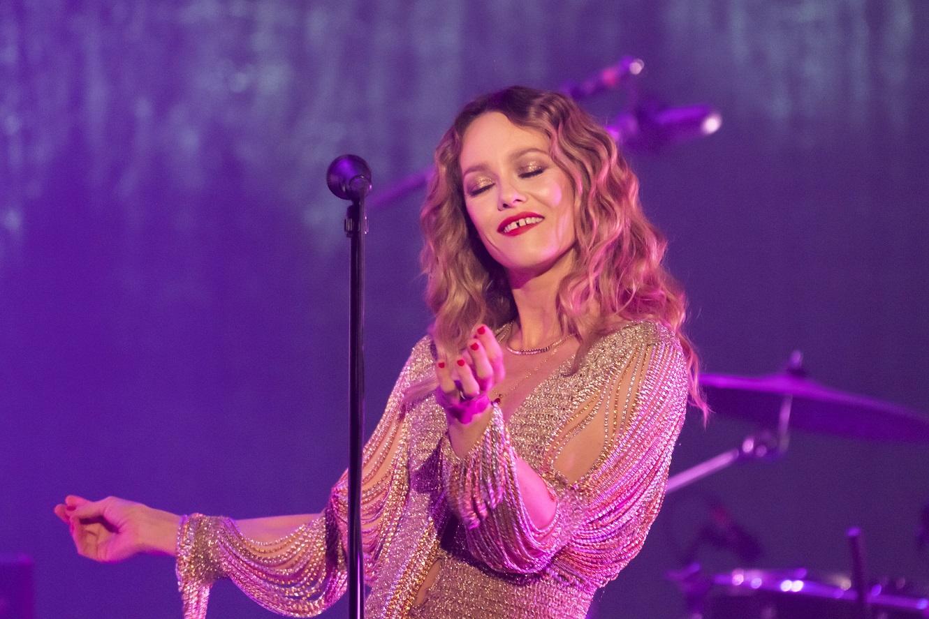 Quand Vanessa Paradis interrompt son concert pour recadrer un fan trop agité !