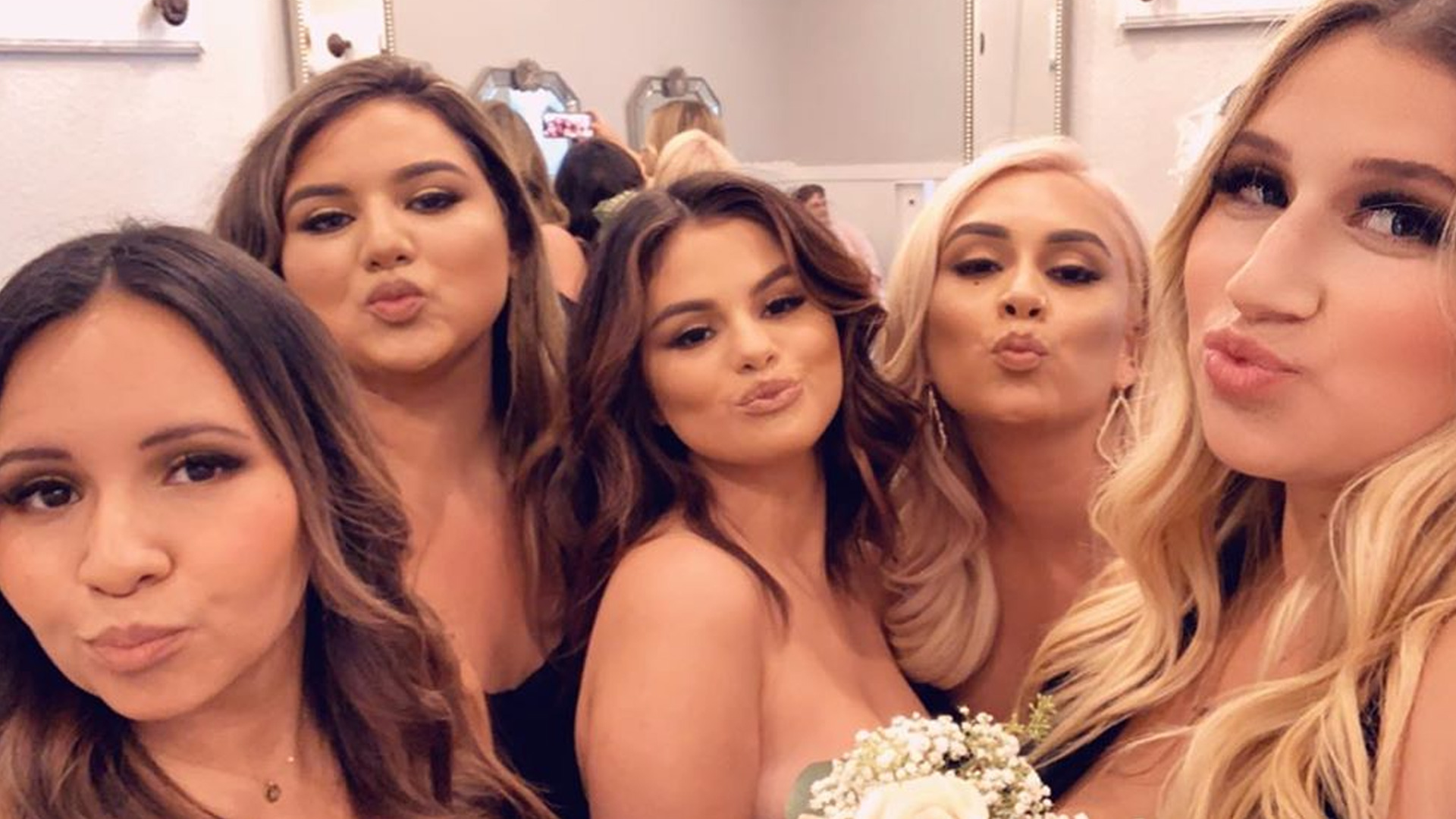 Selena Gomez resplendissante au mariage de sa cousine !