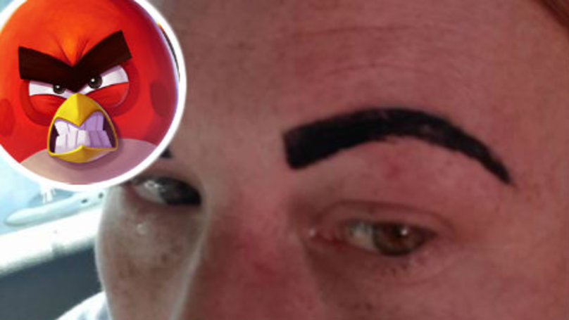 Son esthéticienne se rate, elle ressort avec les sourcils d’Angry Birds