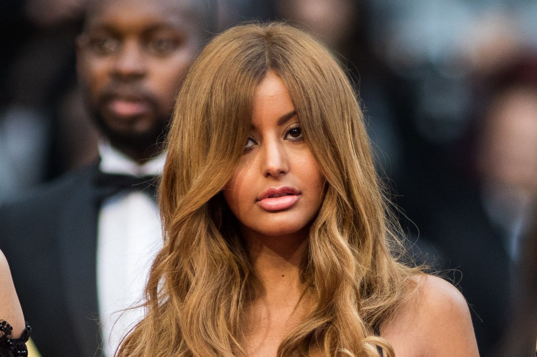 Zahia Dehar s'offre un shooting bronzage très particulier