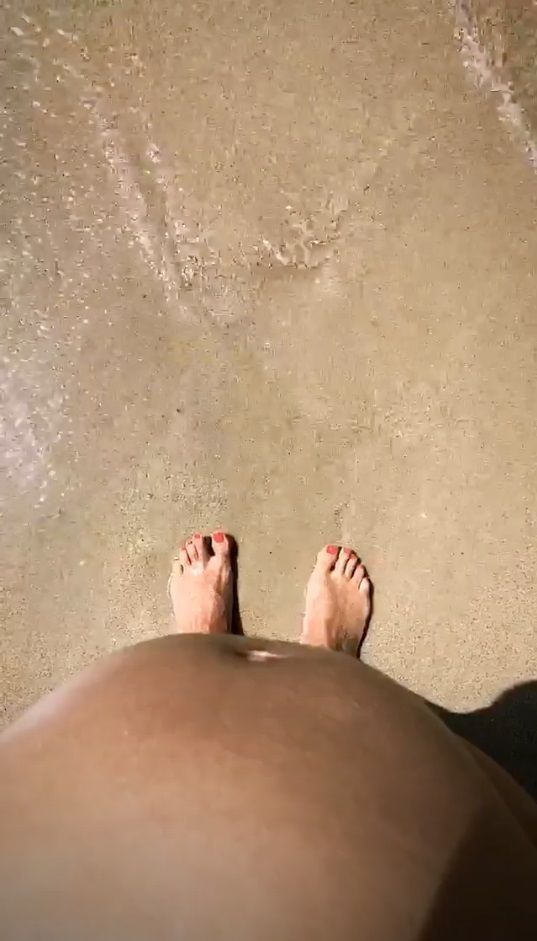 Alizée enceinte : elle dévoile son baby bump à la plage