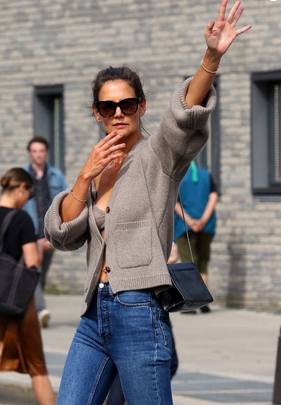 Oups, Katie Holmes dévoile son soutien-gorge en pleine rue