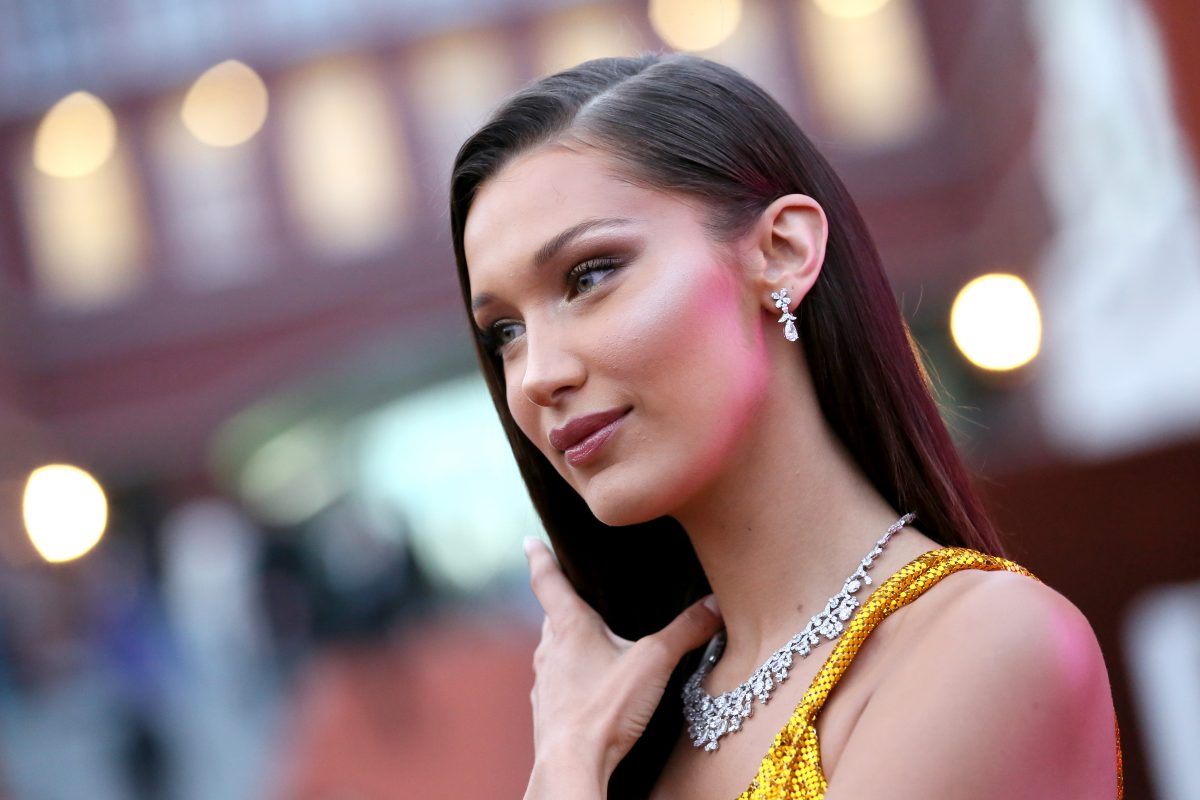 Bella Hadid très sexy dans un maillot de bain échancré