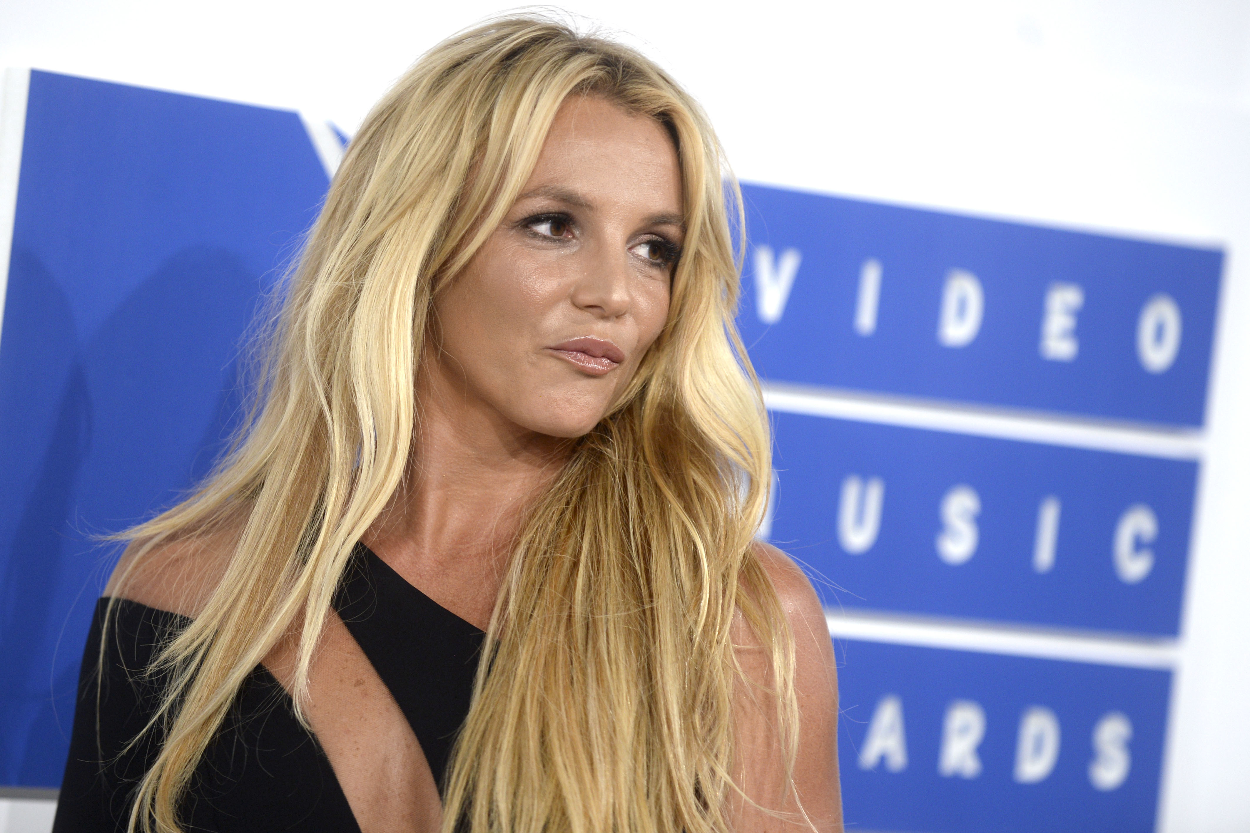 Britney Spears poste une photo de ses chaussures et s'attire la colère des internautes