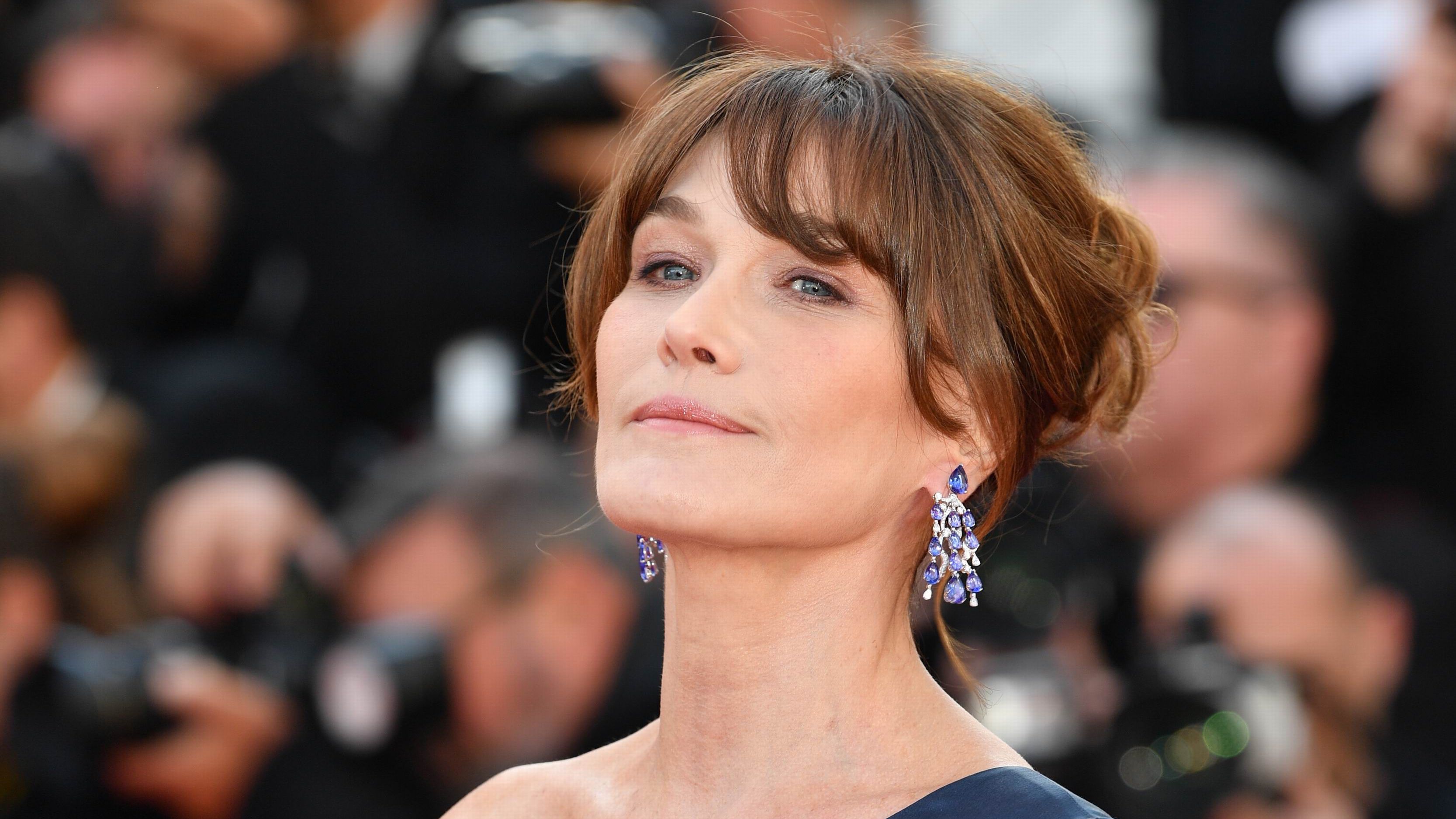 Carla Bruni dézinguée sur Instagram : Pourquoi son hommage à Yves Saint-Laurent fait polémique