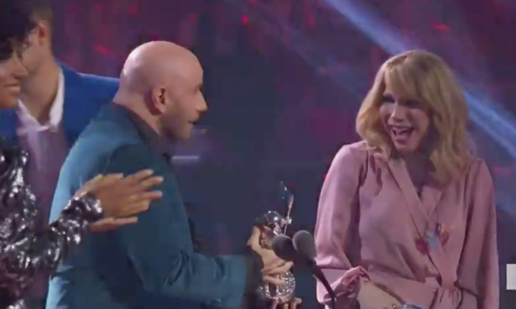 John Travolta confond Taylor Swift avec une drag queen aux MTV VMA : la vidéo qui fait le buzz !