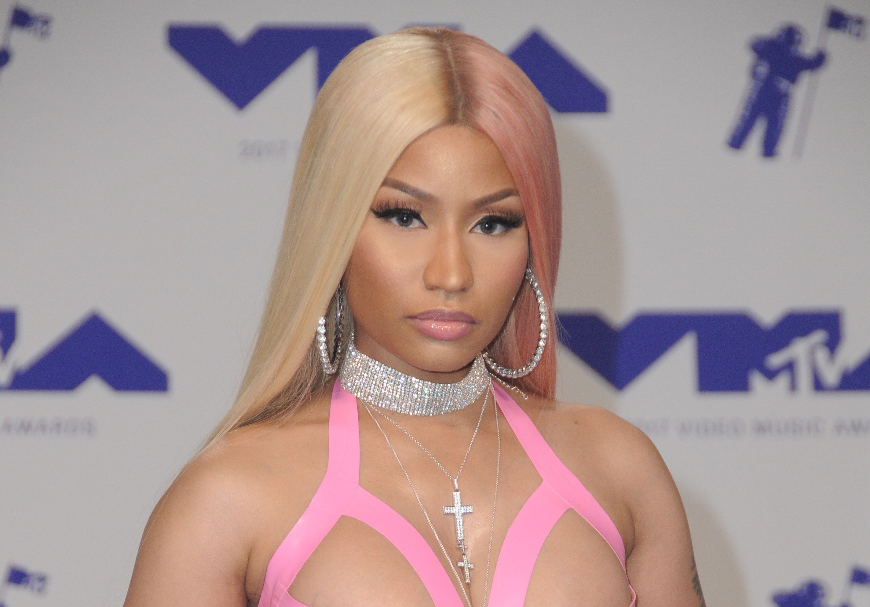 Nicki Minaj toujours aussi provocante pose en micro string sur son fiancé