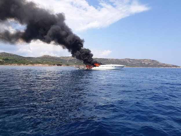Grosse frayeur pour Maître Gims : Son bateau a pris feu en pleine mer