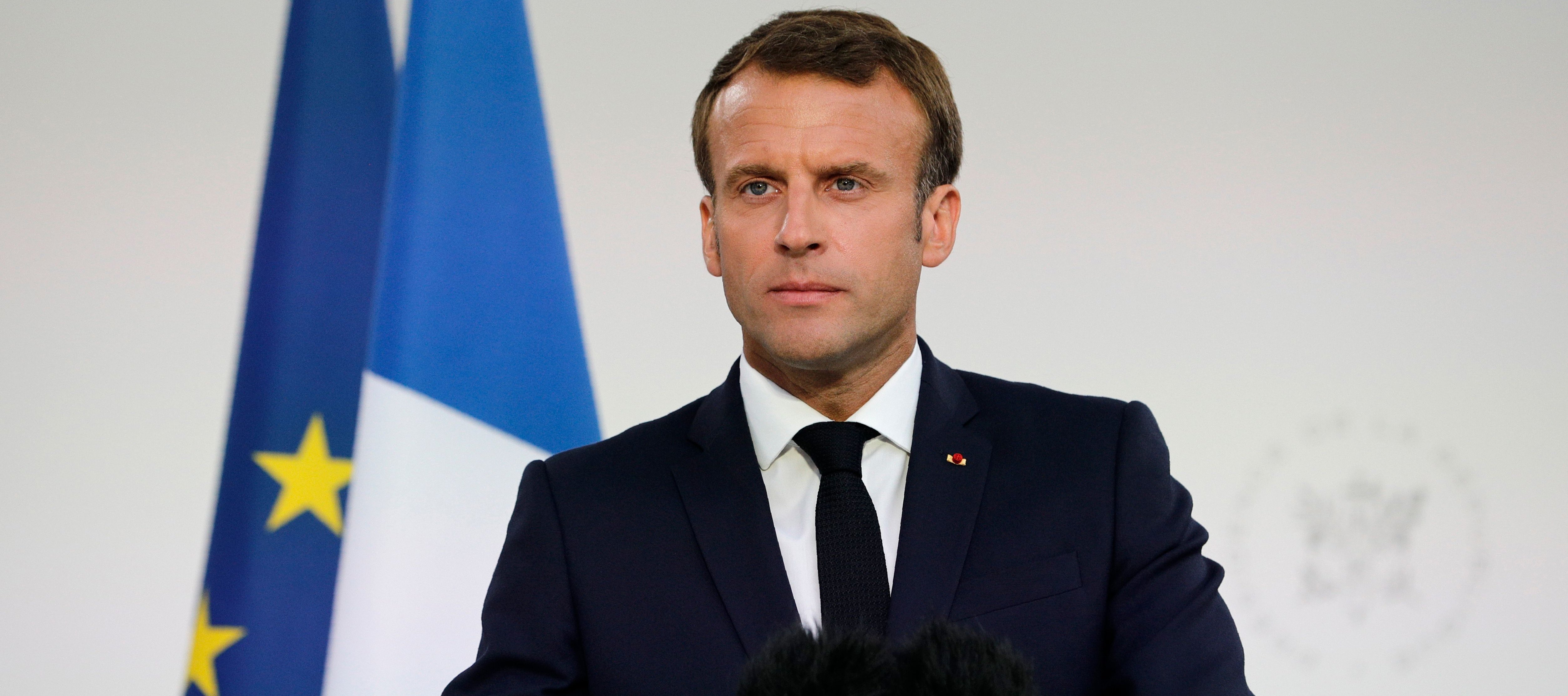 Emmanuel Macron : Barbe de 3 jours, sweat à capuche... Son improbable look