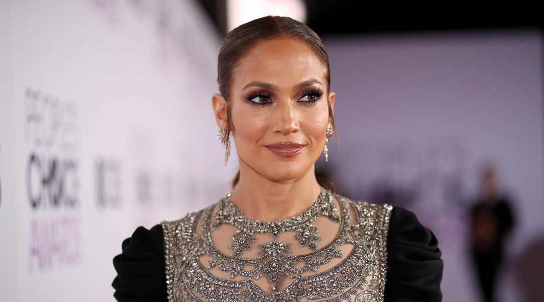 Jennifer Lopez strip-teaseuse dans Queens : Sa tenue très sexy a bien failli tout dévoiler !