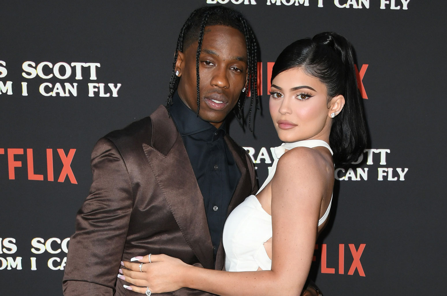 Kylie Jenner pose entièrement nue dans les bras de Travis Scott