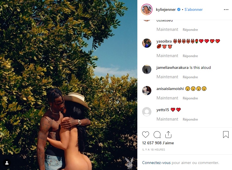 Kylie Jenner pose entièrement nue dans les bras de Travis Scott