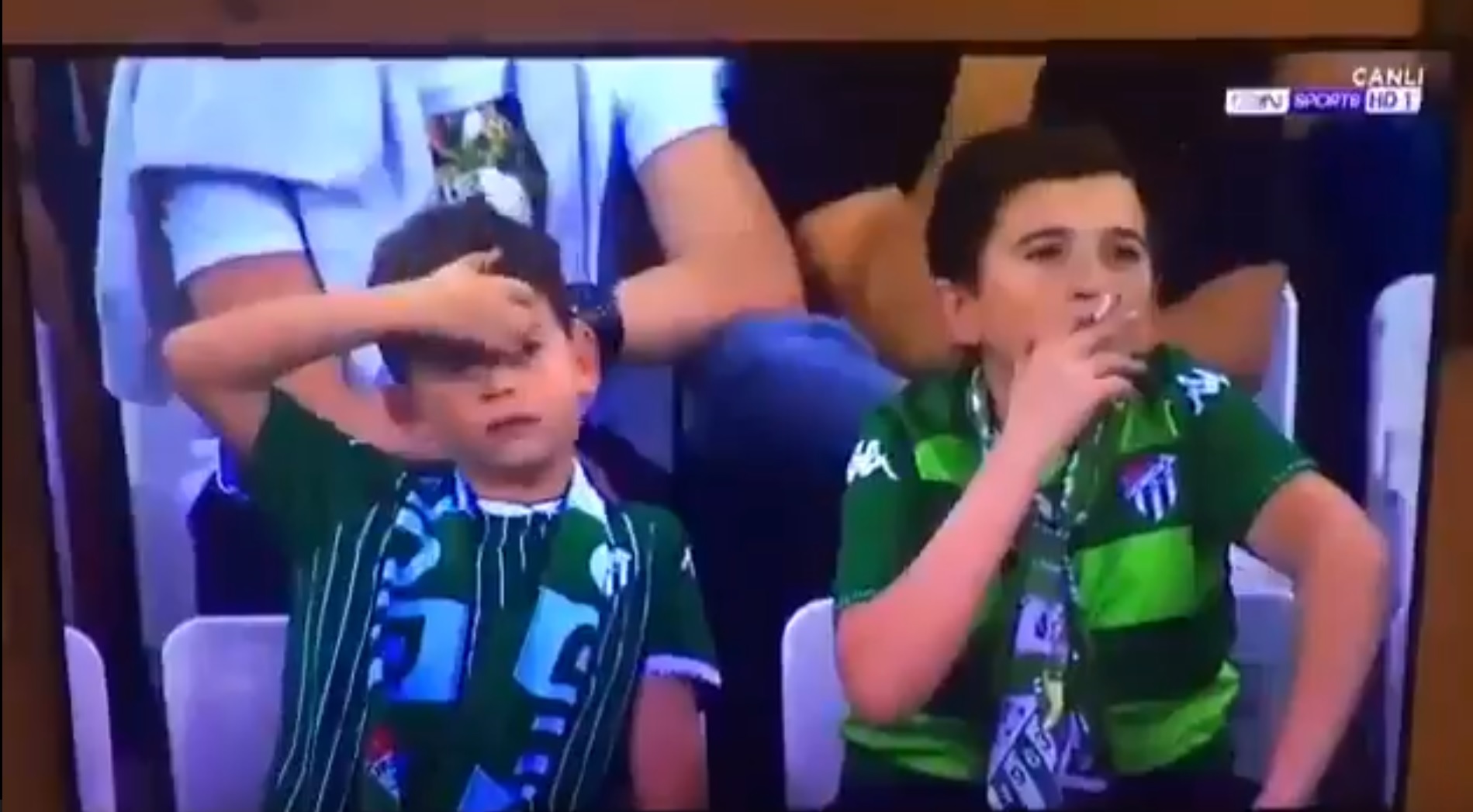 La vérité derrière la vidéo de &quot;l'enfant&quot; en train de fumer lors d'un match de football