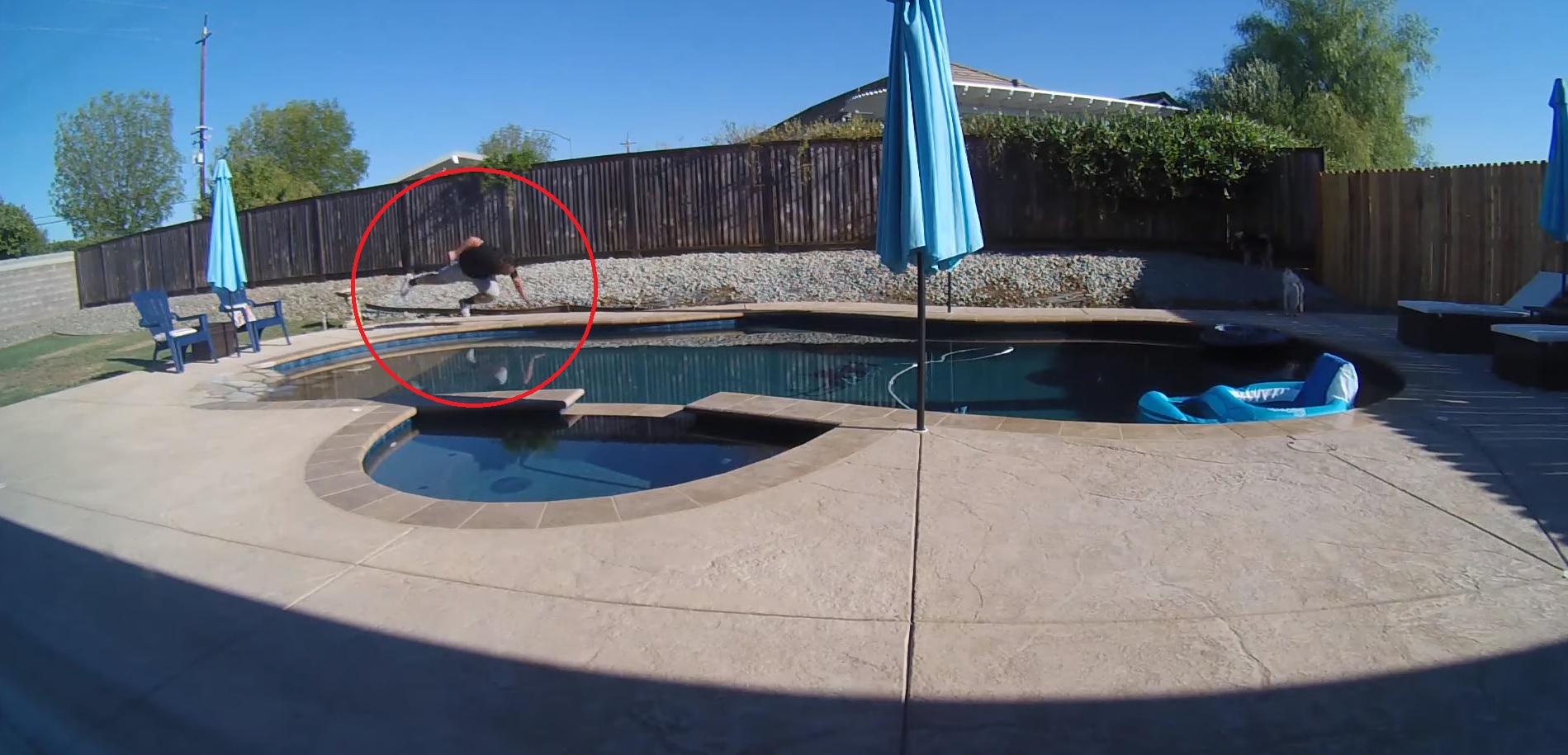 Oups ! Cet homme tombe accidentellement dans sa piscine