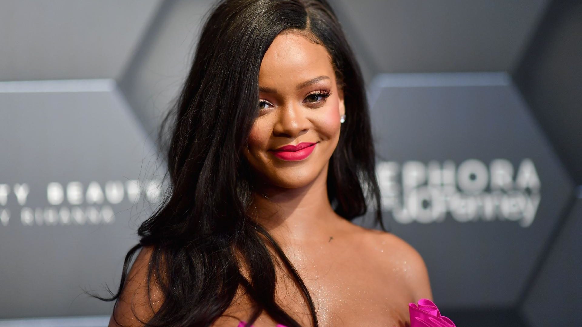 Sexy ! Rihanna dévoile ses fesses parfaites dans une petite culotte transparente