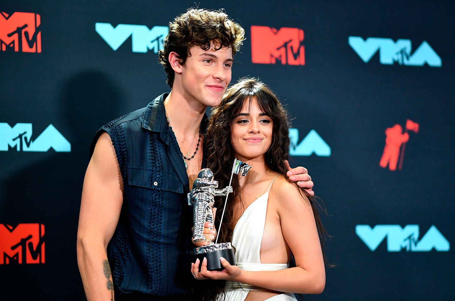 Shawn Mendes et Camila Cabello officialisent leur relation par un baiser très torride !