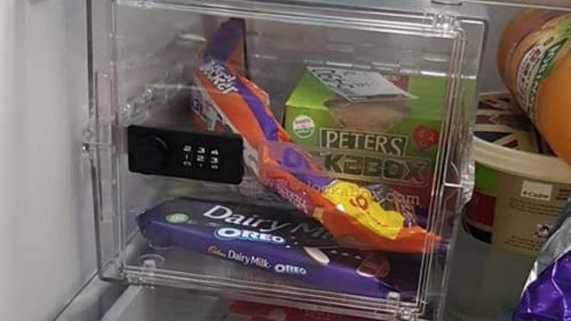 Son petit-ami installe un coffre-fort dans son frigo... pour l'empêcher de manger son chocolat