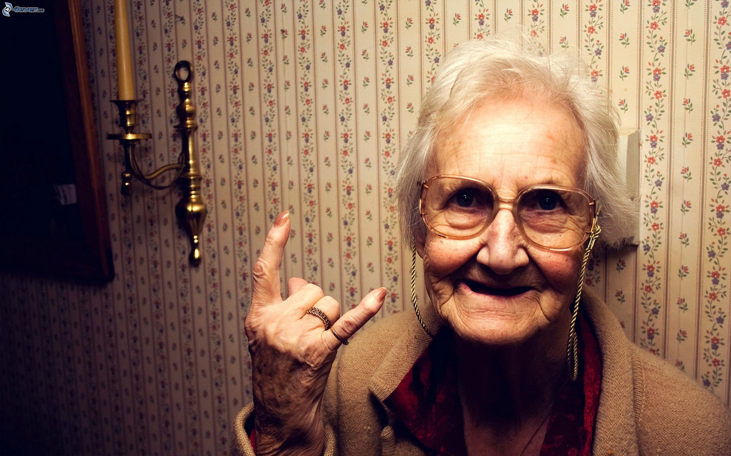 A 90 ans, Mamie Suzon fait le buzz après une blague coquine !